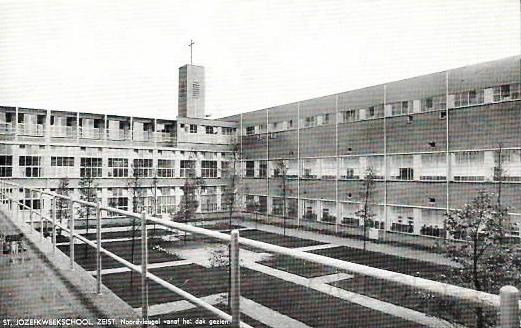 Zeist-West0004, St. Josefkweekschool. Noordvleugel vanaf het dak gezien. .jpg - Aan de Kroostweg-Schorteldoeksesteeg in Zeist, bevindt zich sinds 2005 het nieuwe Fraterhuis Sint Jozef van de congregatie Fraters van Utrecht. In 1926 kochten voorgangers van de huidige fraters deze gronden van de zogenaamde Blauwe Schorteldoek in Zeist.Op de gronden van de Blauwe Schorteldoek in Zeist bouwde Maas in 1931-1932 de Sint-Jozef Kweekschool van de congregatie Fraters van Utrecht. De aanleg was groots want de congregatie moest ook zo veel mogelijk in het eigen onderhoud van de gemeenschap voorzien. Albert Kuyle had de Sint-Jozef Kweekschool ‘fratersfabriek’ horen noemen, vanwege de betonnen nuchterheid en de koele fabrieksmatige uitstraling. Maar de naam suggereerde ook dat de school een ‘fabriek van fraters. Vanaf 1969 vestigde pensioenfonds PGGM zich op het terrein van de Blauwe Schorteldoek. Opname van 1950.